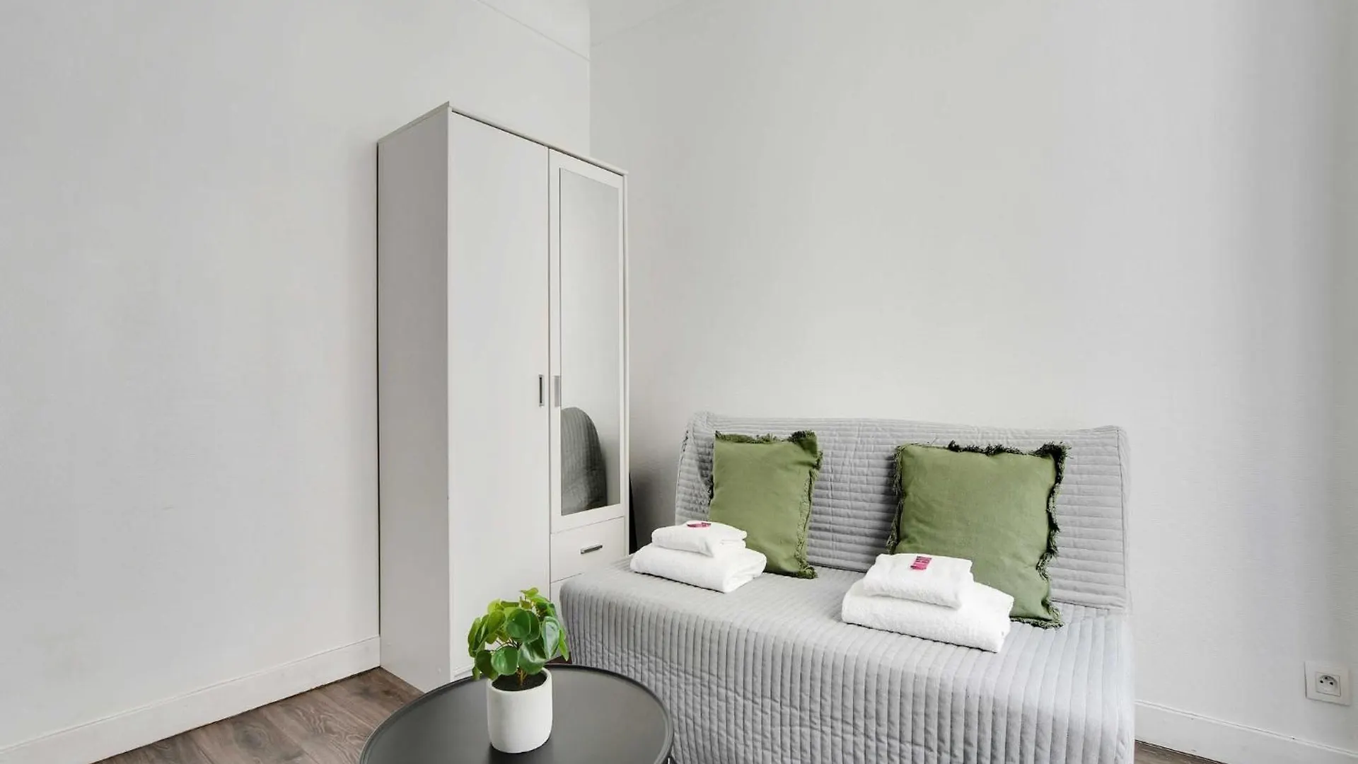 Apartment Studio - 2P- Place De Clichy Paris